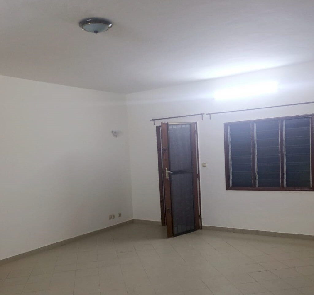 Appartement 3 chambres salon à Cotonou  Fidjrossè Plage (1er étage)