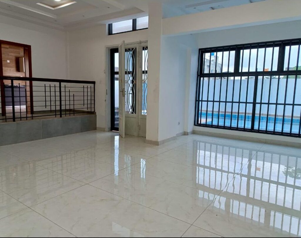 villa de 04 chambres deux salons à Cotonou Fidjrossè