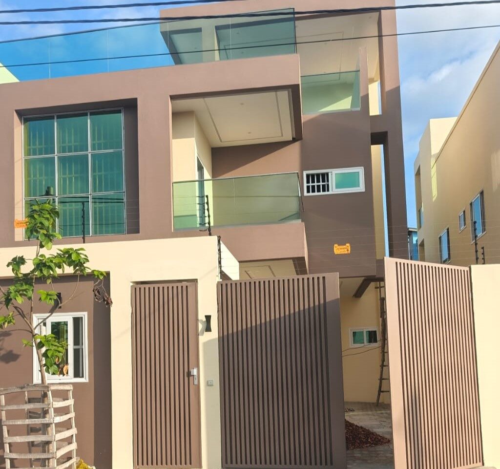 VILLA DUPLEXE DE 7CHAMBRES SALON DALLÉS STAFFÉS HAUT STANDING À KOUHOUNOU/COTONOU