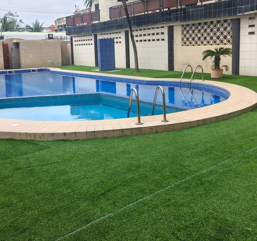 ESPACE VERT AVEC PISCINE – PROCHE DE LA ROUTE DES PÊCHES COTONOU FIDJROSSE